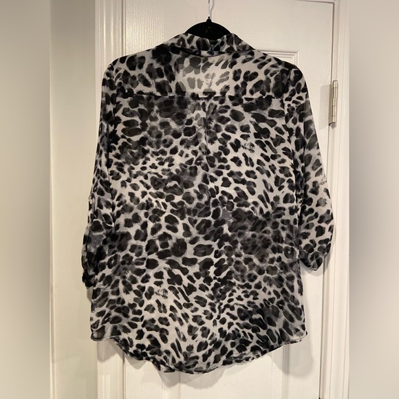 Ambiance Apparel Size M 3/4 Tab Sleeve Sheer Button Down Snow Leopard Print Top - Picture 12 of 12